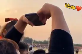 父亲天安门广场“偶遇”儿子，头顶比心站岗儿子：他是全家的骄傲视频封面