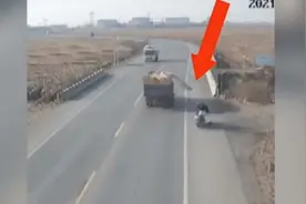 男子骑车直接被货车货物削头？交警：人无大碍，掉下来的是帽子视频封面