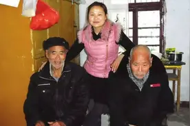 1988年，安徽光棍兄弟收养女弃婴，34年后女孩仍单身：要嫁一起嫁视频封面