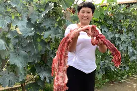 花330元买了2根羊蝎子，清水一炖，配上新鲜的韭菜花，过瘾