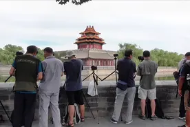 7月19号北京又传来好消息，故宫角楼外来这么多游客，太让人兴奋