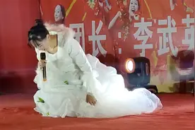 97岁老妈妈不幸离世，女歌手双膝跪地，哭着唱了一首《妈妈别走》