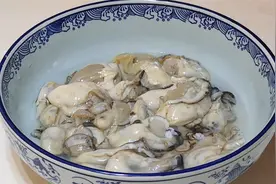 海蛎怎么炸才好吃？跟饭店大厨学着做，外酥里嫩，口感脆爽，香