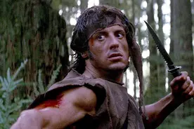 【经典回放】1985《第一滴血》兰博跳崖片段，史泰龙摔断五根肋骨