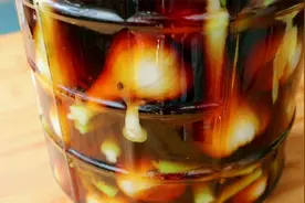 又到腌糖蒜的季节了，秘制配方和比例都告诉你，吃1年也不会坏视频封面