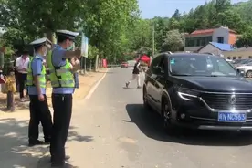 点赞！信阳一景区迎客流高峰，20余名交警冒烈日疏导交通衣服湿透