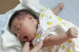好可爱！小宝宝表示我要吃奶我快饿疯了，爸爸你怎么就不明白呢！