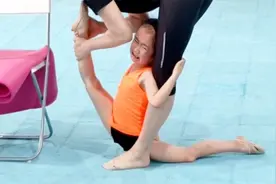 舞蹈班学生被老师强制拉伸一字马，开腿260度，孩子们都疼哭了视频封面