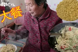 家里只剩1袋方便面，孙女立马改变做法，给奶奶做大餐
