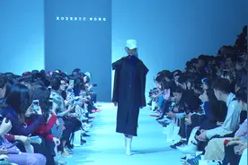 宽松的黑色大衣，白色的帽子，形成强烈的反差感！