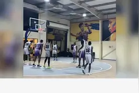 身高2米36原地扣篮，奥尼尔都点赞！19岁中锋什么水平？视频封面