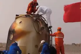 五星红旗和神十三返回舱同框！三名航天员身体状态正常视频封面