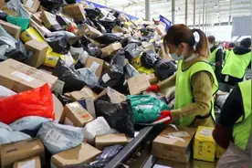 您的快递到这了！探访邮政快递分拣中心，一天两班，日处30万件！视频封面