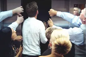 一群上班族被困电梯，其中一人身上还有炸弹，罪魁祸首竟是个小孩视频封面