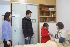 后妈将女儿当成自己的孩子疼爱和管教，她的付出终于获得家人认可视频封面
