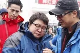 前缆车坠落，幸存的男婴韩厚厚被韩红收养，他现在怎样了呢视频封面
