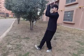 原地摆手前踮脚，瘦得都是内脏脂肪，25天赶走大肚腩视频封面