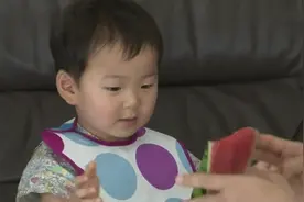 三胞胎吃西瓜唱歌庆祝，爸爸传授吃西瓜秘诀视频封面