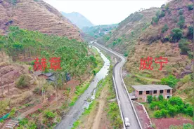 实拍贵州两地交界处有一条小河 全由石头垫路过河视频封面