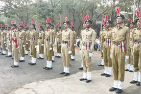 印度士兵进行队列演示，齐步前进独具特色，跺脚动作百看不厌！视频封面