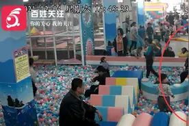 陕西一男孩推小女孩被其父重拳打脸 打人者被拘十日赔偿在谈视频封面