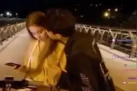 乌克兰主播街头恶作剧 凑近陌生女孩亲吻其脸颊 被路人一拳打翻视频封面