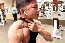 15岁小孩太恐怖，体脂率竟只有3.8%，肌肉都拉丝了！视频封面