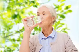 喉咙总是很干，喝很多水也没用？医生揪出根本原因视频封面