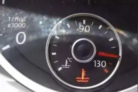 行驶中水温灯亮了怎么办？不要马上熄火，老司机教你如何解决视频封面