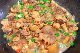 鸡肉如何炖吃着不柴？厨师长分享地道农家炖小鸡做法，又鲜又嫩视频封面