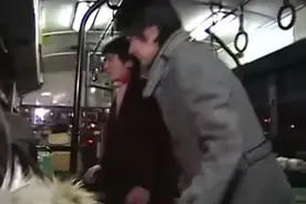 搞笑一家人：两个男人之间的战斗，在公交车上整这出，司机都慌了