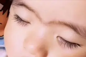 宝宝长了“连心眉”，被人吐槽以后会心胸狭窄，妈妈听了很担忧