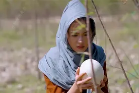 女孩在河边捡了个超大的蛇蛋煮着吃，结果下一秒肚子就有了变化视频封面