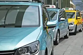 伤害不大侮辱性极强！女子强吻出租车司机多给15元：精神损失费视频封面