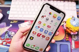 iPhone如何解决掉丑陋的“刘海”，其实很简单，一张壁纸就够了！视频封面