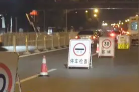 运动员酒驾遇夜查弃车而逃，交警骑摩托车抓人狂追两公里！视频封面