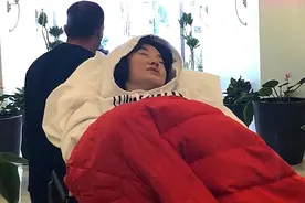 52岁春晚女歌手陈红因病瘫痪在床？除儿子外无人照顾，令人心疼？视频封面