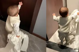 爸爸上厕所宝宝送纸巾！手里满满纸巾，网友：牛屁股都不敢这么用视频封面