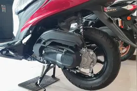 雅马哈新款125踏板摩托，高颜值低油耗，还有ABS，通勤代步神器视频封面
