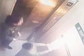 熊孩子！三小孩电梯里玩火烧纸试图点燃公告牌 险酿惨剧视频封面