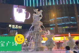 中山沙溪镇最繁华的地段,星宝广场地摊开方后，人流量多起来了，