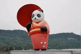 四川雅安大熊猫雕塑穿和服？真相来了！视频封面