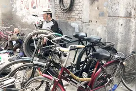 西安西仓卖旧自行车：大哥说这个卖1000多，有收藏价值，值吗