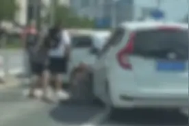 山东临沂一女子当街持棒球棍殴打他人 警方：已拘留视频封面