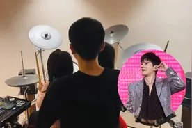 张杰抱双胞胎女儿打鼓庆祝父亲节，跳跳俏俏发型不一样超像洋娃娃