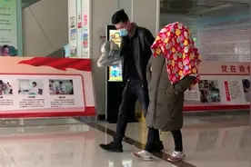 产妇出院被老公裹成粽子，头上的红花布成全场焦点视频封面