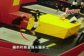 女孩玩蹦床摔成骨折  监控拍下揪心一幕视频封面