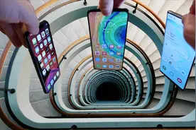 小伙拿苹果11三星note10，PK华为Mate30Pro，高处扔下去看谁耐摔视频封面