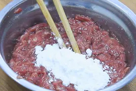 牛肉怎样上浆才滑嫩，原来腌制有技巧，顺序和过程不要做错