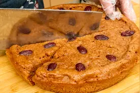 想吃枣糕不用买，面粉搅一搅上锅蒸，几十分钟就香了